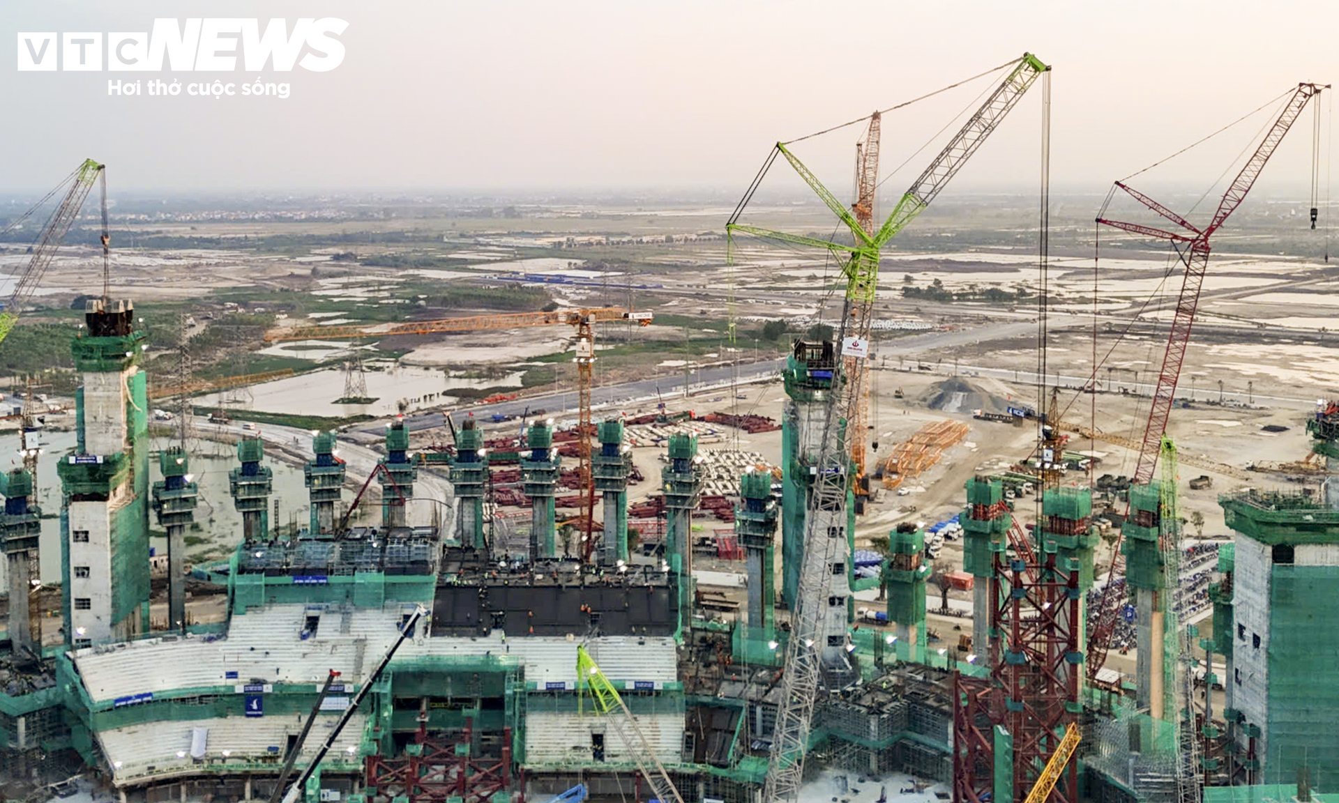 Loạt siêu trụ khổng lồ tại công trường sân vận động 135.000 chỗ ở Hà Nội- Ảnh 11.