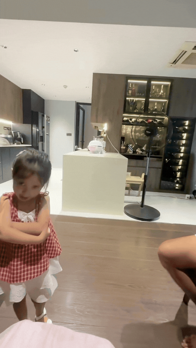 Con gái Bảo Anh 3 tuổi xinh như thiên thần, làm trợ lý cho mẹ được dân tình khen hết lời - Ảnh 4.