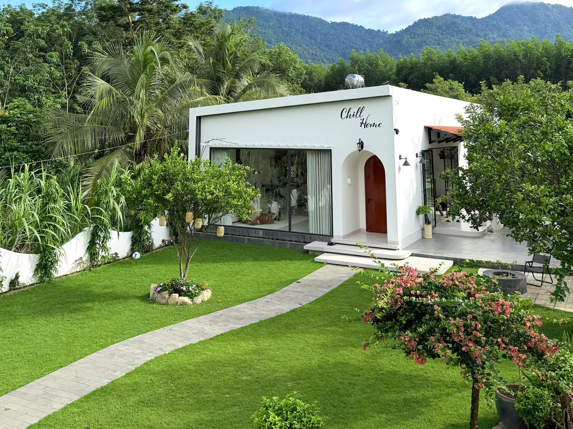 Chi 80 triệu mua nệm, sofa và bàn cà phê, dành 300m2 đất làm sân cỏ, trồng hoa: Người trẻ biến nhà thành nơi nghỉ dưỡng xịn nhất- Ảnh 3.