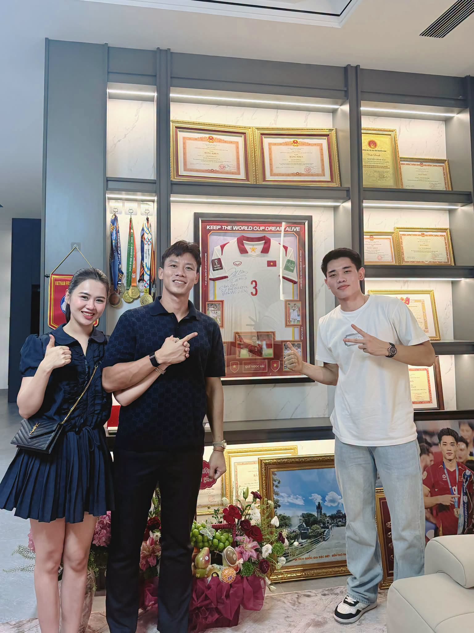 Vì sao Đình Bắc lại treo áo của Quế Ngọc Hải ở nơi trang trọng nhất trong căn nhà vừa xây?- Ảnh 1.