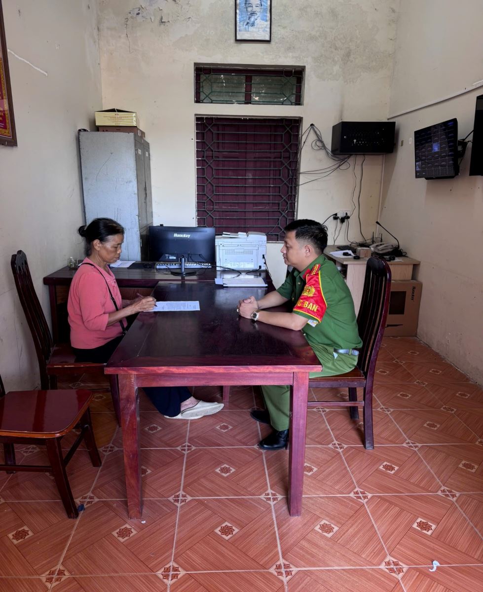 Nguyễn Thị Hà SN 1990 chuyển khoản thành công 39 triệu đồng liền nhờ mẹ báo công an, Vũ Thị Hồng Trịnh SN 2005 được mời làm việc, xác minh- Ảnh 1.