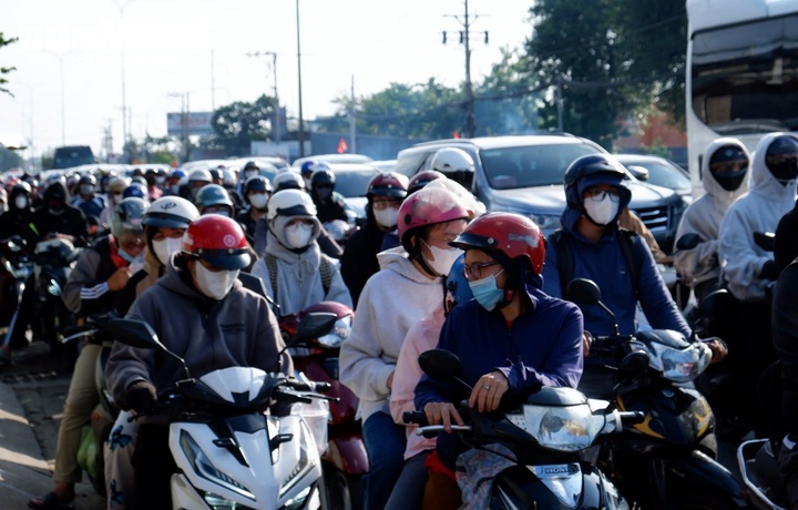 Cảnh trái ngược ở cửa ngõ TP.HCM, cao tốc, bến phà trong ngày cuối nghỉ lễ 2/9- Ảnh 2.