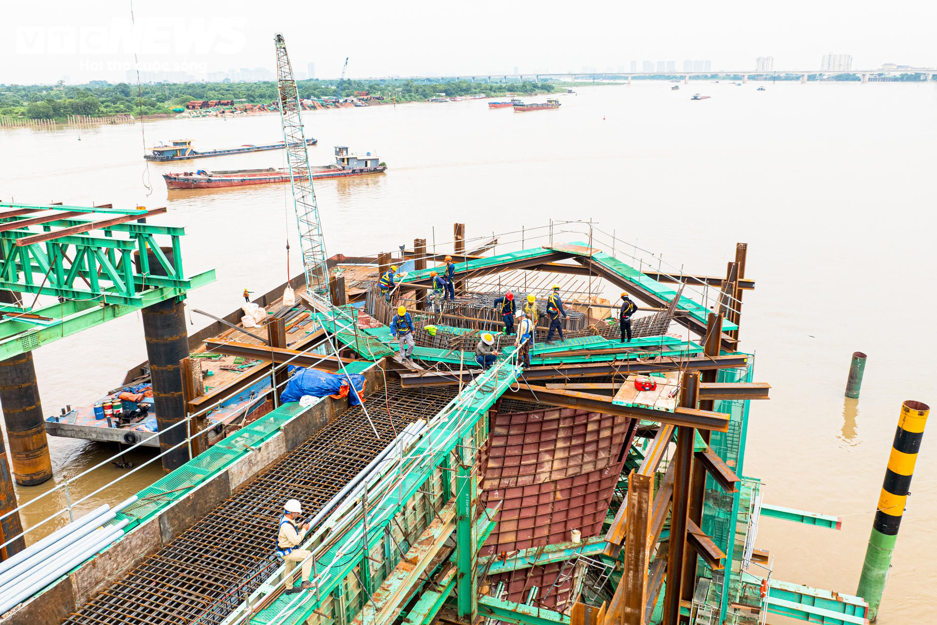 Công nhân xuyên lễ thi công cầu Trần Hưng Đạo, lắp những đốt dầm đầu tiên- Ảnh 12.