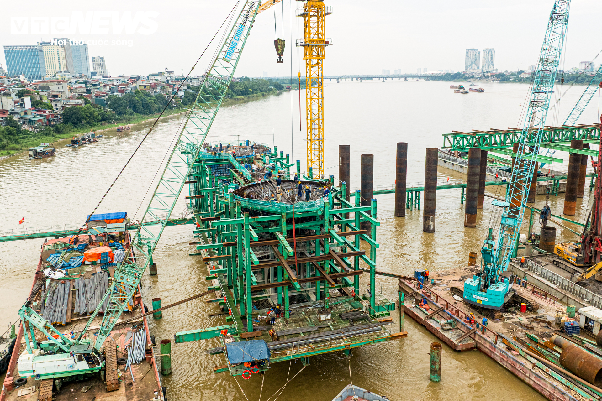 Công nhân xuyên lễ thi công cầu Trần Hưng Đạo, lắp những đốt dầm đầu tiên- Ảnh 8.