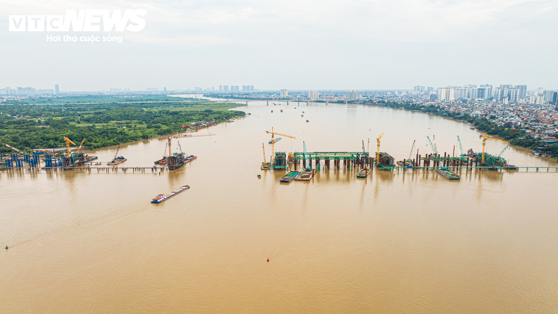 Công nhân xuyên lễ thi công cầu Trần Hưng Đạo, lắp những đốt dầm đầu tiên- Ảnh 13.