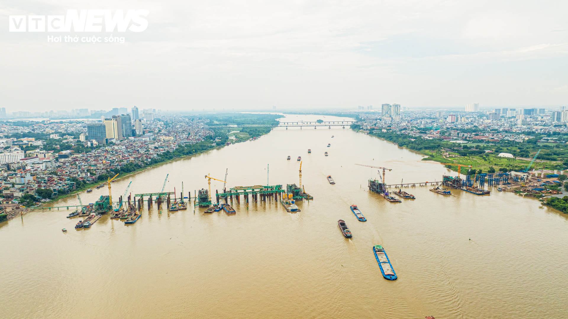 Công nhân xuyên lễ thi công cầu Trần Hưng Đạo, lắp những đốt dầm đầu tiên- Ảnh 1.