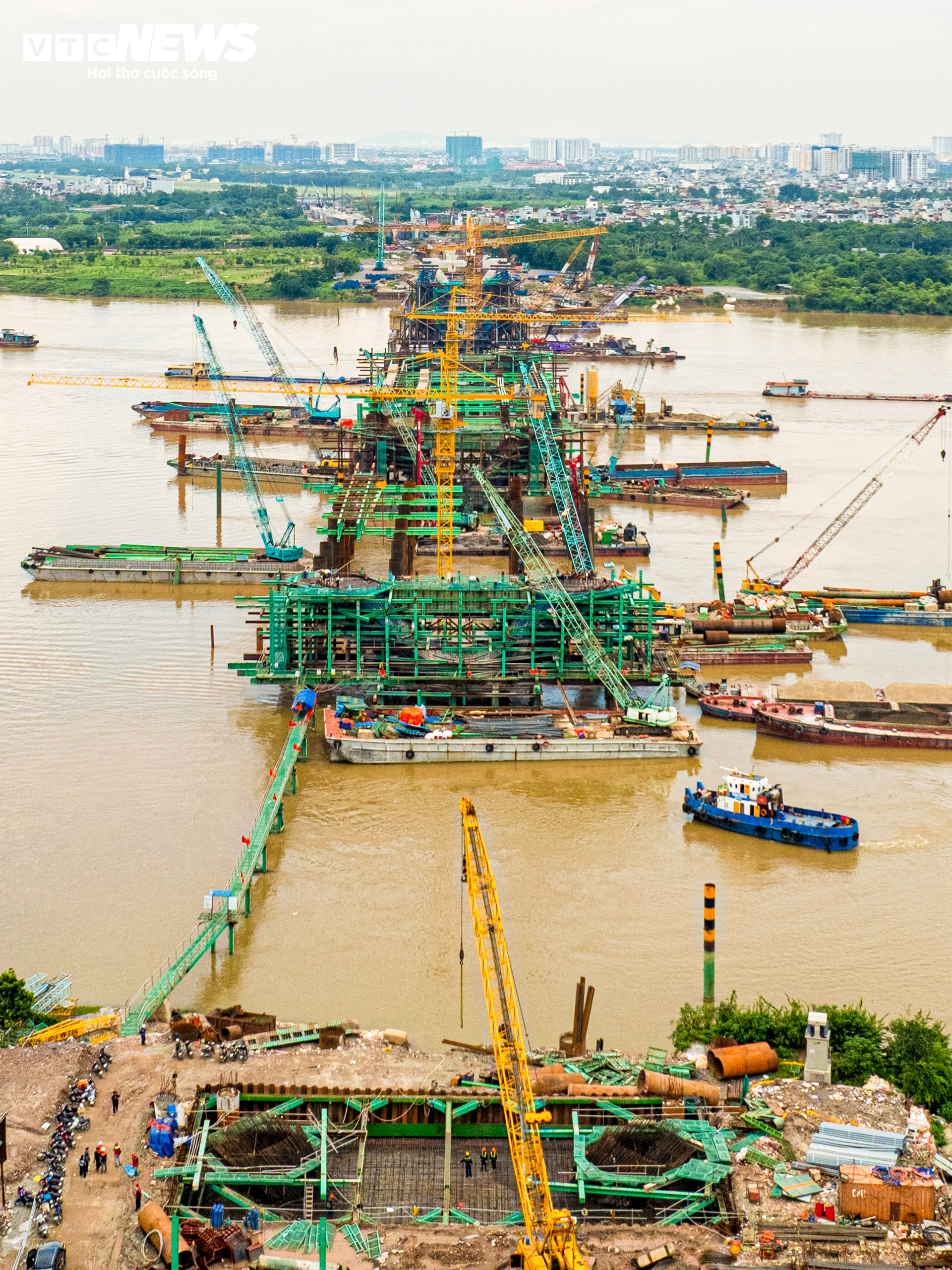 Công nhân xuyên lễ thi công cầu Trần Hưng Đạo, lắp những đốt dầm đầu tiên- Ảnh 2.