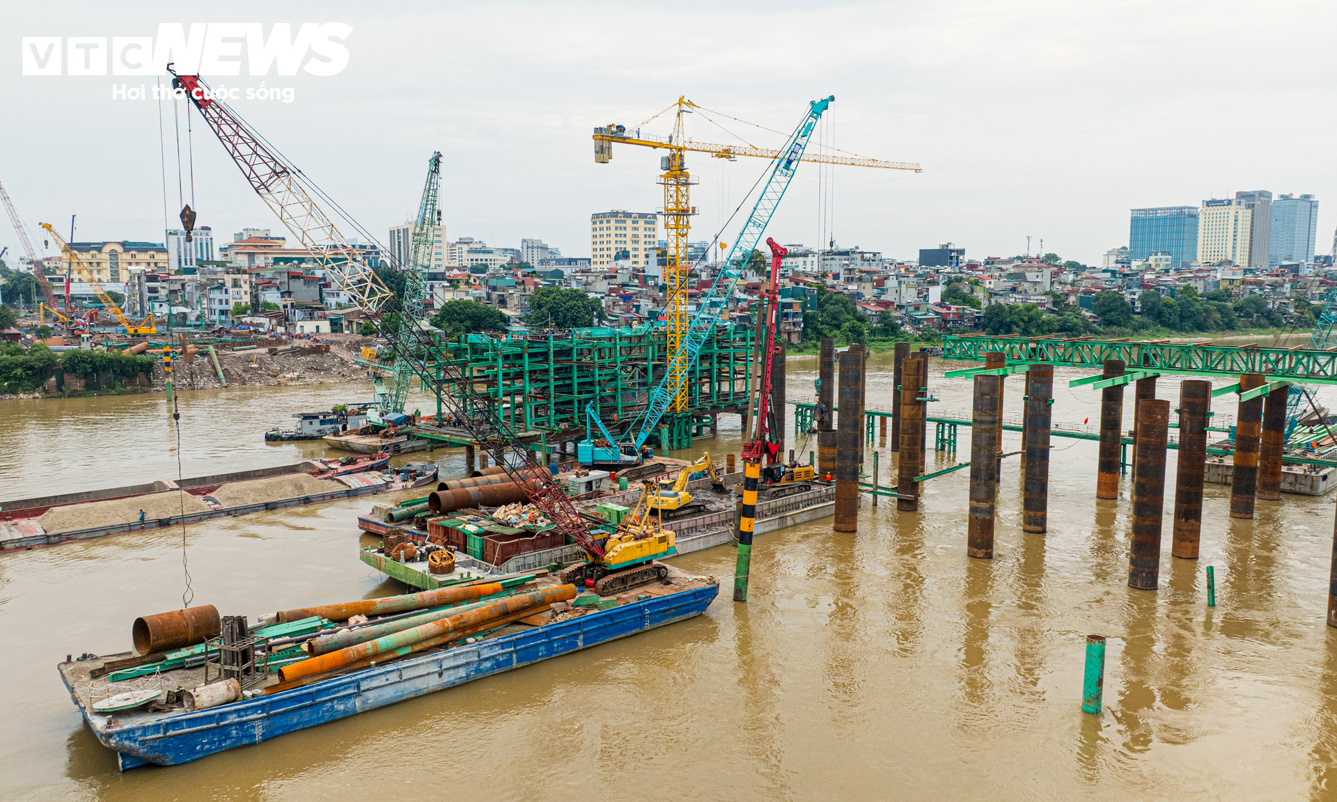 Công nhân xuyên lễ thi công cầu Trần Hưng Đạo, lắp những đốt dầm đầu tiên- Ảnh 5.