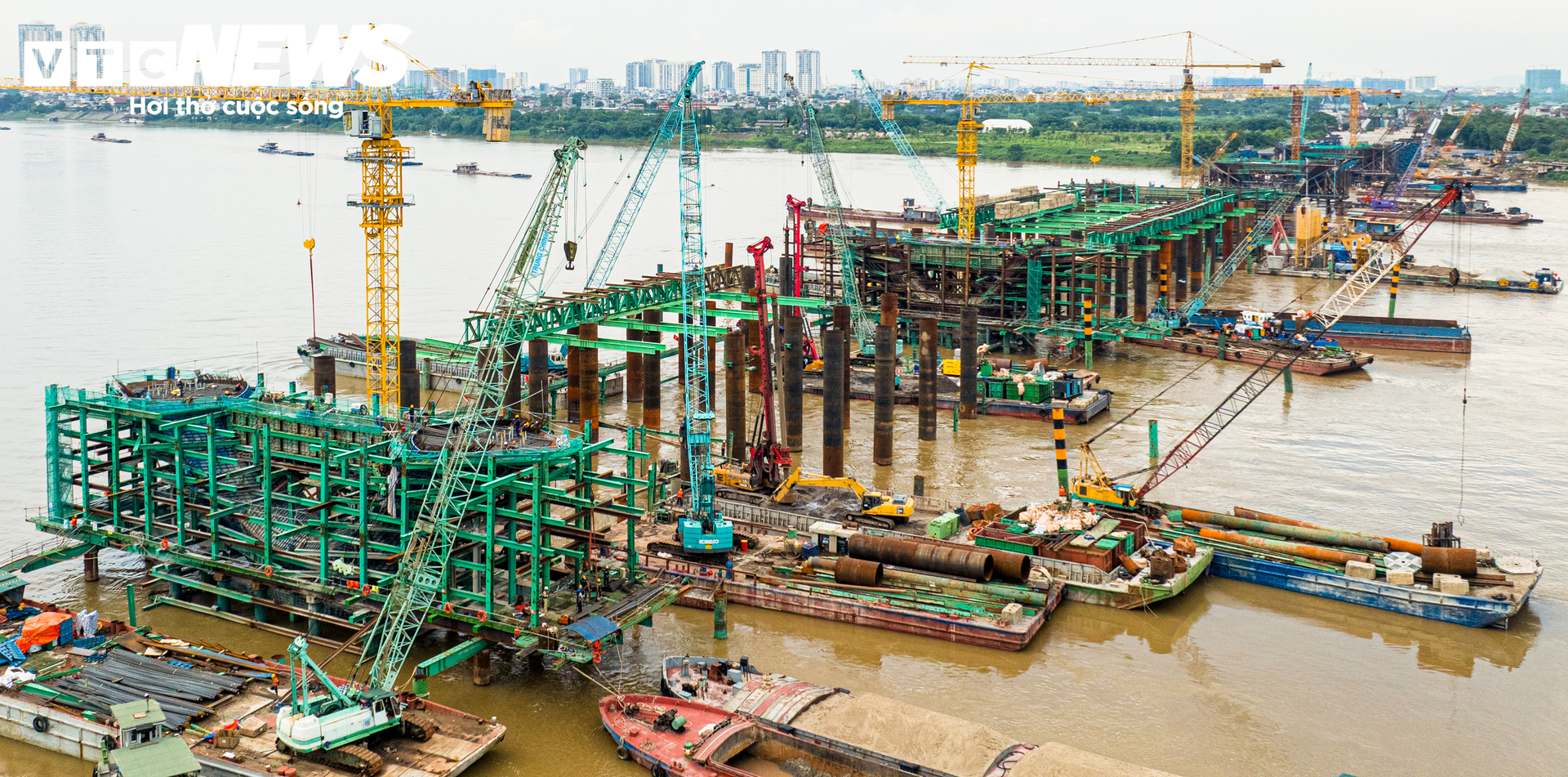 Công nhân xuyên lễ thi công cầu Trần Hưng Đạo, lắp những đốt dầm đầu tiên- Ảnh 6.