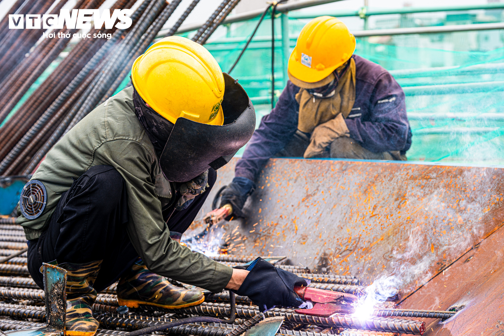 Công nhân xuyên lễ thi công cầu Trần Hưng Đạo, lắp những đốt dầm đầu tiên- Ảnh 4.