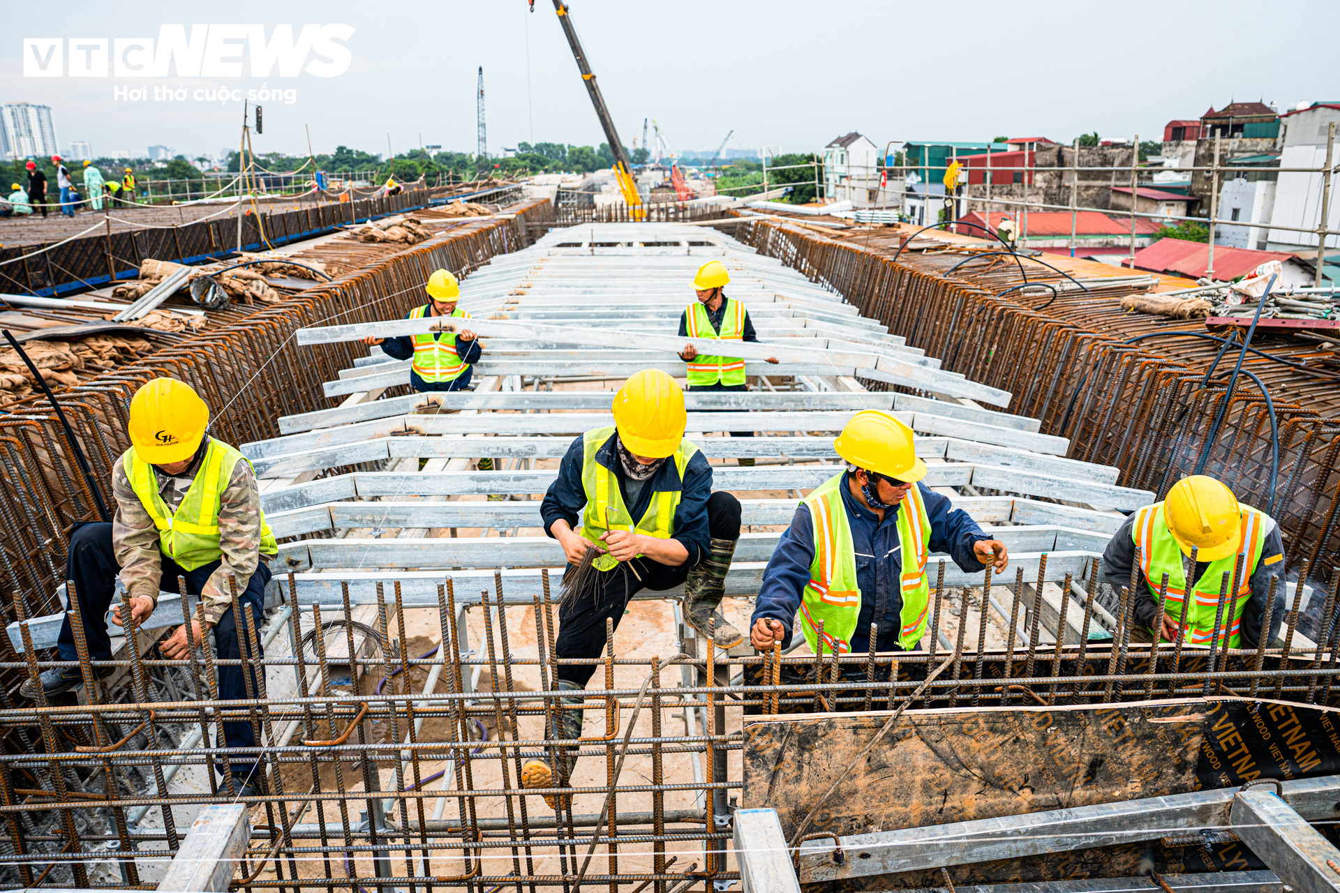 Công nhân xuyên lễ thi công cầu Trần Hưng Đạo, lắp những đốt dầm đầu tiên- Ảnh 3.