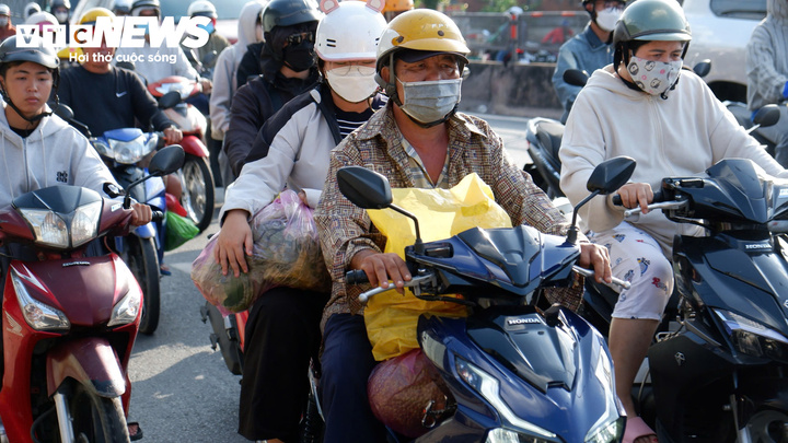 Cảnh trái ngược ở cửa ngõ TP.HCM, cao tốc, bến phà trong ngày cuối nghỉ lễ 2/9- Ảnh 3.
