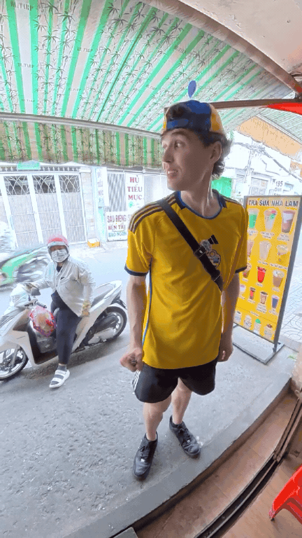 Chị gái tình cờ giúp chàng trai Tây mua cà phê, ai ngờ 15.000 đồng lại khiến cả thế giới thấy người Việt Nam tử tế đến thế nào- Ảnh 2.