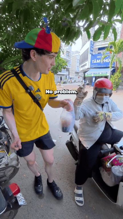 Chị gái tình cờ giúp chàng trai Tây mua cà phê, ai ngờ 15.000 đồng lại khiến cả thế giới thấy người Việt Nam tử tế đến thế nào- Ảnh 6.