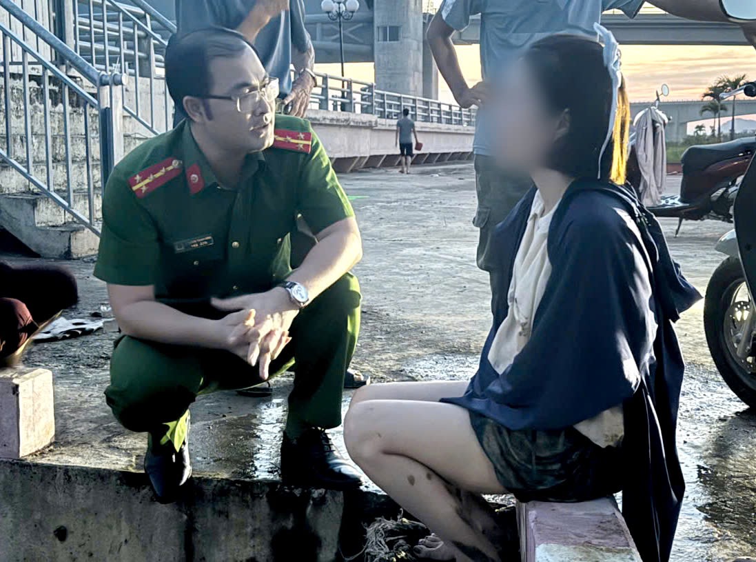Tin báo khẩn lúc 17h, Công an chạy đua thời gian tiếp cận người phụ nữ SN 1997 có biểu hiện bất ổn trên cầu- Ảnh 1.