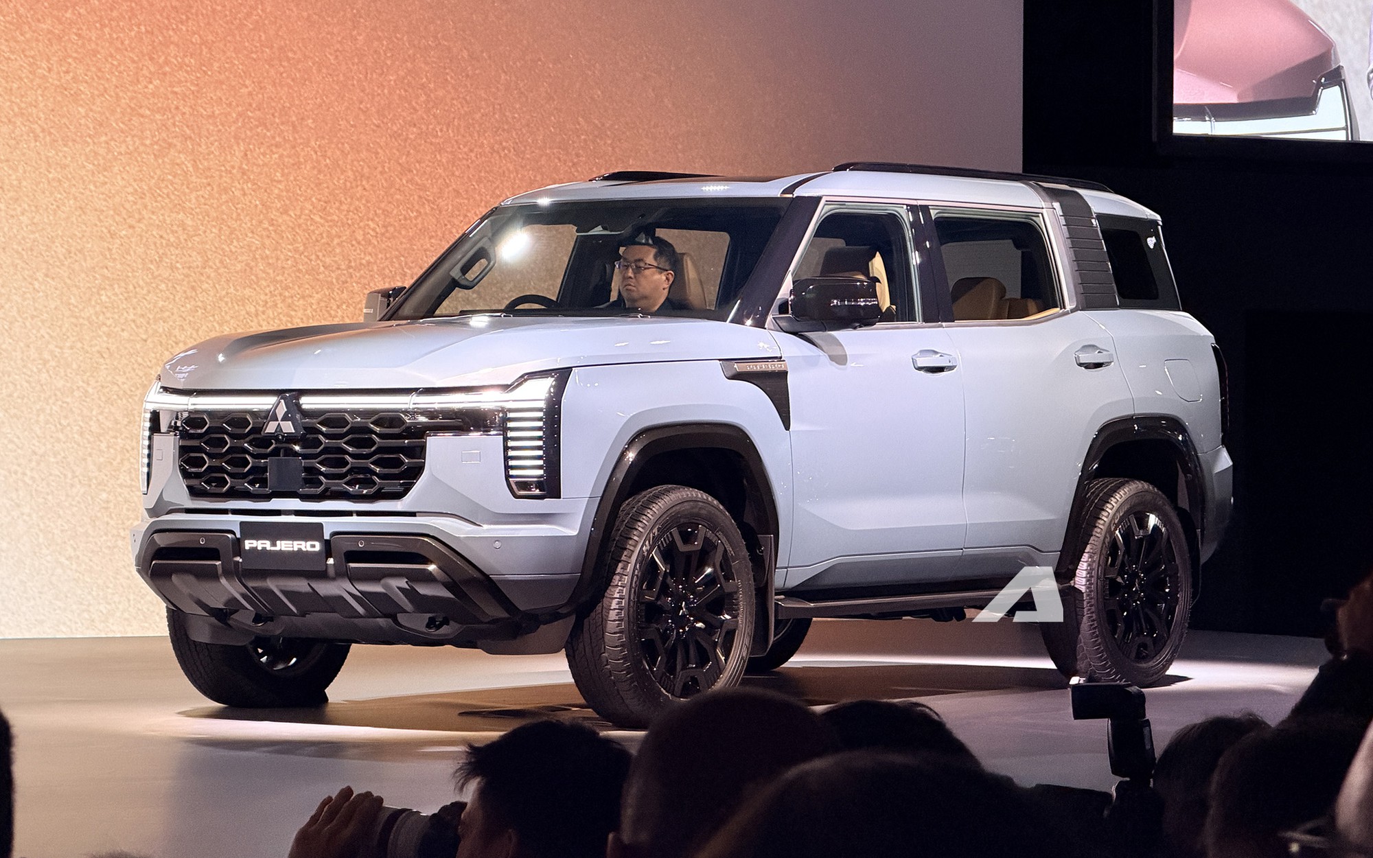 Mitsubishi Pajero thế hệ mới ra mắt: Khung gầm rời, 2 màn lớn, máy dầu 2.4L, có thể thêm hybrid cạnh tranh Land Cruiser, lắp ở gần Việt Nam- Ảnh 2. Mitsubishi Pajero thế hệ mới ra mắt: Khung gầm rời, 2 màn lớn, máy dầu 2.4L, có thể thêm hybrid cạnh tranh Land Cruiser, lắp ở gần Việt Nam- Ảnh 2.