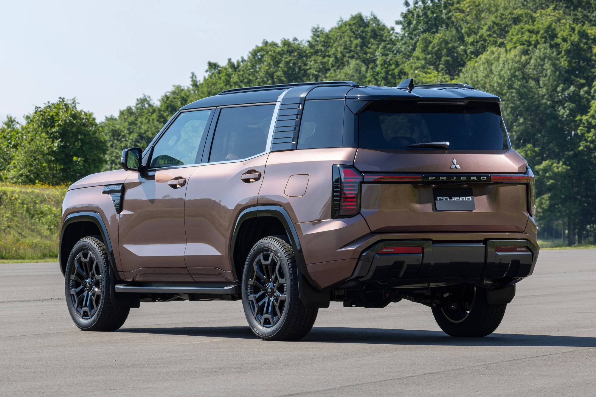 Mitsubishi Pajero thế hệ mới ra mắt: Khung gầm rời, 2 màn lớn, máy dầu 2.4L, có thể thêm hybrid cạnh tranh Land Cruiser, lắp ở gần Việt Nam- Ảnh 6. Mitsubishi Pajero thế hệ mới ra mắt: Khung gầm rời, 2 màn lớn, máy dầu 2.4L, có thể thêm hybrid cạnh tranh Land Cruiser, lắp ở gần Việt Nam- Ảnh 6.