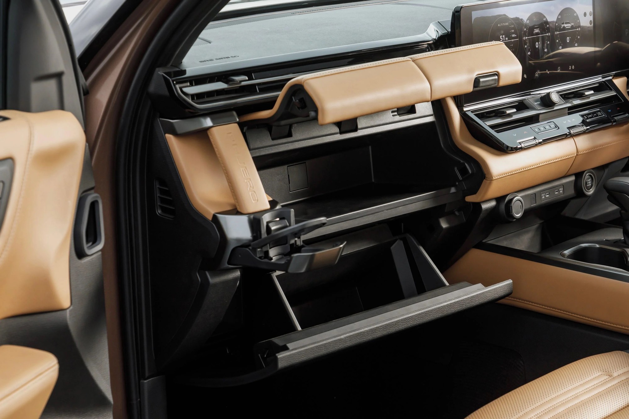 Mitsubishi Pajero thế hệ mới ra mắt: Khung gầm rời, 2 màn lớn, máy dầu 2.4L, có thể thêm hybrid cạnh tranh Land Cruiser, lắp ở gần Việt Nam- Ảnh 12. Mitsubishi Pajero thế hệ mới ra mắt: Khung gầm rời, 2 màn lớn, máy dầu 2.4L, có thể thêm hybrid cạnh tranh Land Cruiser, lắp ở gần Việt Nam- Ảnh 12.