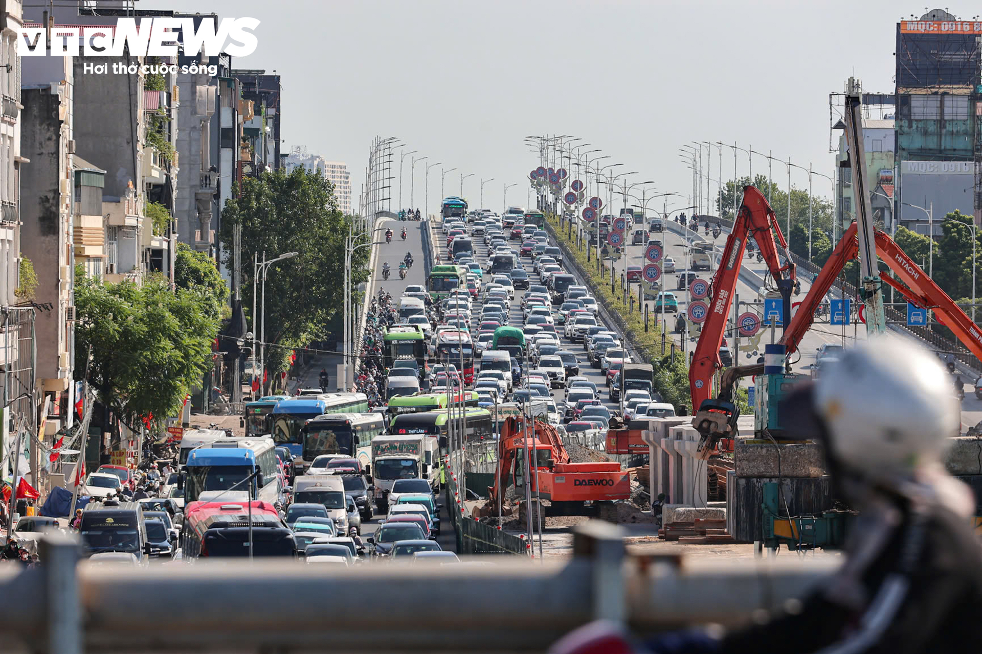 Ô tô dàn hàng 5 trên đường, người dân chật vật trở lại Hà Nội chiều 2/9- Ảnh 8.