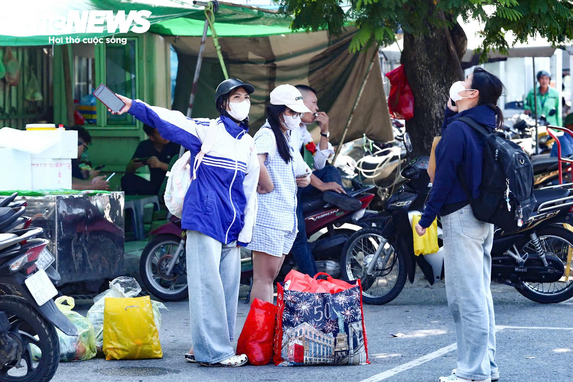 Ô tô dàn hàng 5 trên đường, người dân chật vật trở lại Hà Nội chiều 2/9- Ảnh 18.