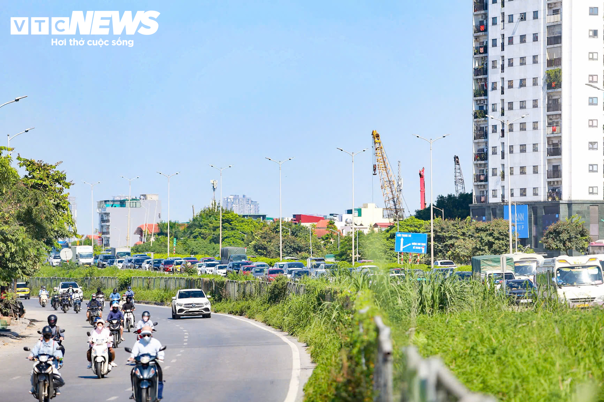 Ô tô dàn hàng 5 trên đường, người dân chật vật trở lại Hà Nội chiều 2/9- Ảnh 2.