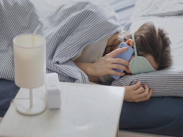 Nghề "dỗ người lạ ngủ" qua điện thoại: Gói dịch vụ 100 triệu đồng/tháng, một nhánh đang nóng của kinh tế bầu bạn- Ảnh 1.