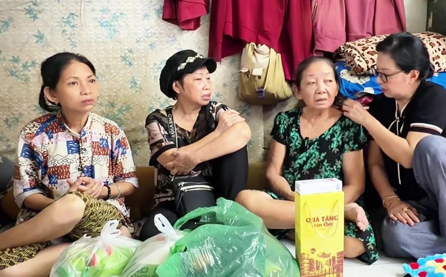 Vợ đầu NSND Thanh Tuấn 77 tuổi vẫn phải đi chạy xe ôm nuôi con gái 58 tuổi bệnh nặng- Ảnh 1.