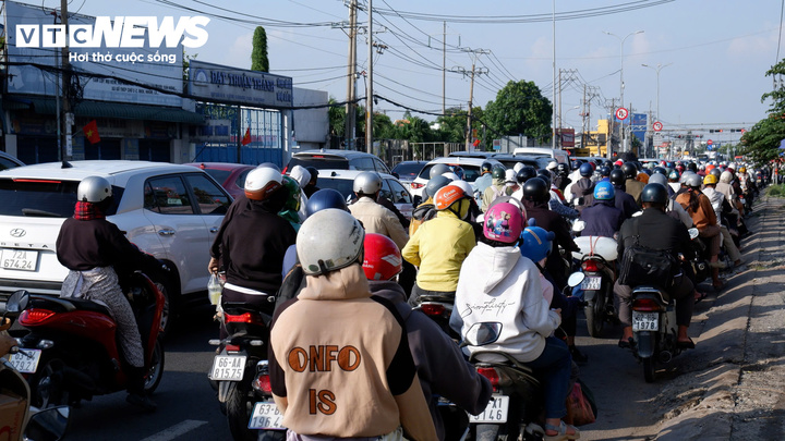 Cảnh trái ngược ở cửa ngõ TP.HCM, cao tốc, bến phà trong ngày cuối nghỉ lễ 2/9- Ảnh 4.