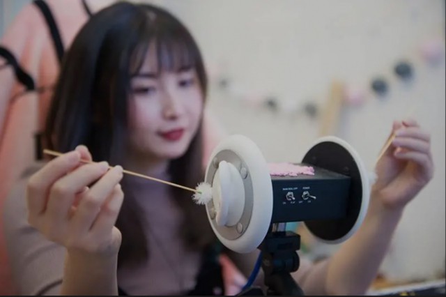 Nghề "dỗ người lạ ngủ" qua điện thoại: Gói dịch vụ 100 triệu đồng/tháng, một nhánh đang nóng của kinh tế bầu bạn- Ảnh 4.