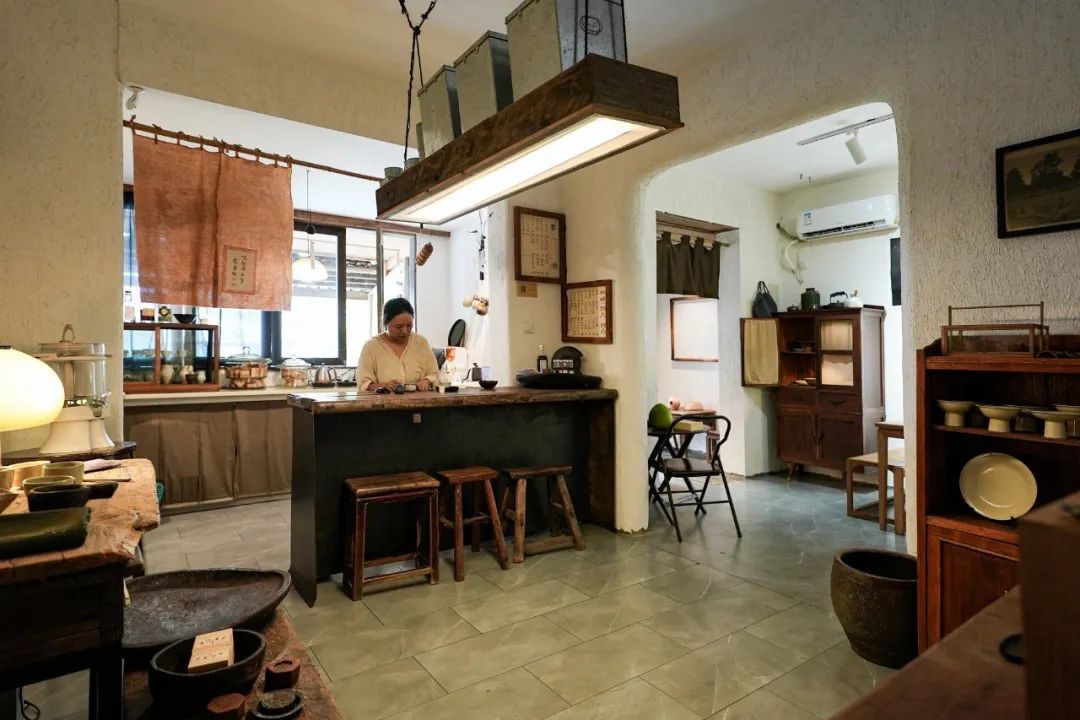 Người phụ nữ 37 tuổi cải tạo căn hộ 45m² thành nơi ai cũng muốn ghé: Không điều hòa, ít dùng điện thoại, đồ cũ cũng thành đẹp - Ảnh 2.