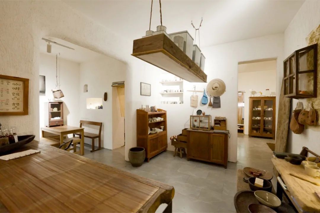 Người phụ nữ 37 tuổi cải tạo căn hộ 45m² thành nơi ai cũng muốn ghé: Không điều hòa, ít dùng điện thoại, đồ cũ cũng thành đẹp - Ảnh 5.