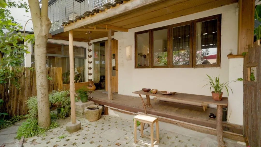 Người phụ nữ 37 tuổi cải tạo căn hộ 45m² thành nơi ai cũng muốn ghé: Không điều hòa, ít dùng điện thoại, đồ cũ cũng thành đẹp - Ảnh 1.