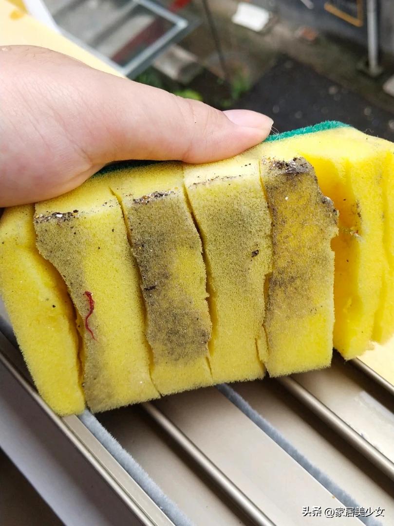 Tôi từng mất cả buổi dọn nhà, mẹ chồng chỉ cần vài mẹo nhỏ: 7 cách làm khiến việc nhà nhẹ đi một nửa - Ảnh 2.