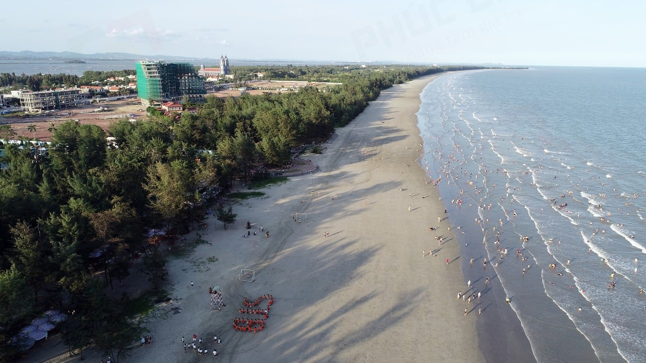 Đây là bãi biển dài nhất Việt Nam, vừa xuất hiện quần thể đặc biệt rộng hơn 20 ha: 17km cong hình vành khuyên, nằm ở địa đầu vùng Đông Bắc, được ví như "nàng thơ ngủ quên" - Ảnh 1. Bãi biển dài nhất Việt Nam vừa xuất hiện quần thể đặc biệt rộng hơn 20 ha: Nằm ở vùng địa đầu vùng Đông Bắc, cong hình vành khuyên, được ví như "nàng thơ ngủ quên" - Ảnh 1.