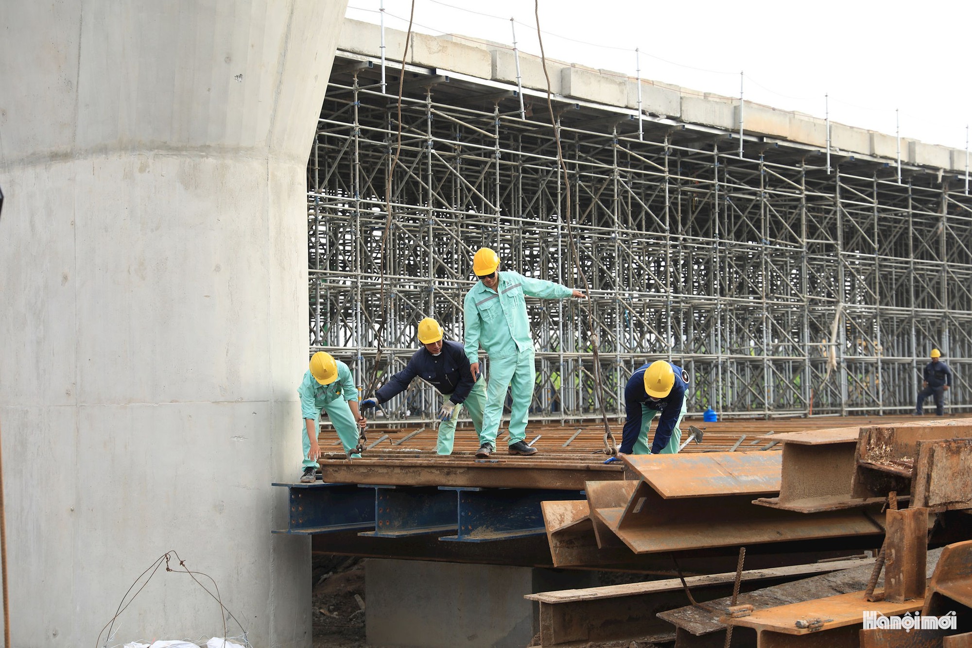 Rầm rộ thi công cầu Đuống mới dự kiến hoàn thành cuối năm 2026- Ảnh 9.