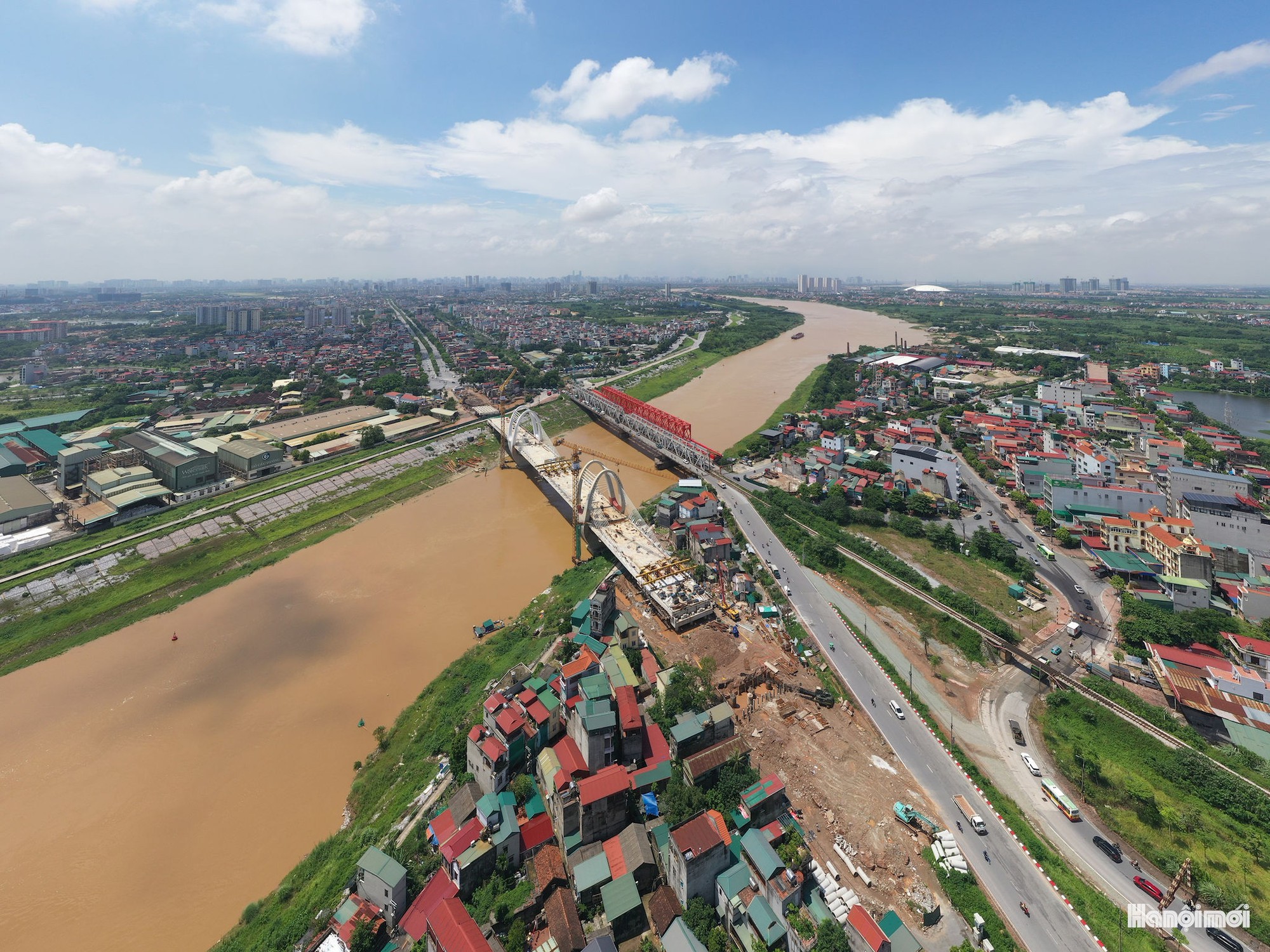 Rầm rộ thi công cầu Đuống mới dự kiến hoàn thành cuối năm 2026- Ảnh 16.