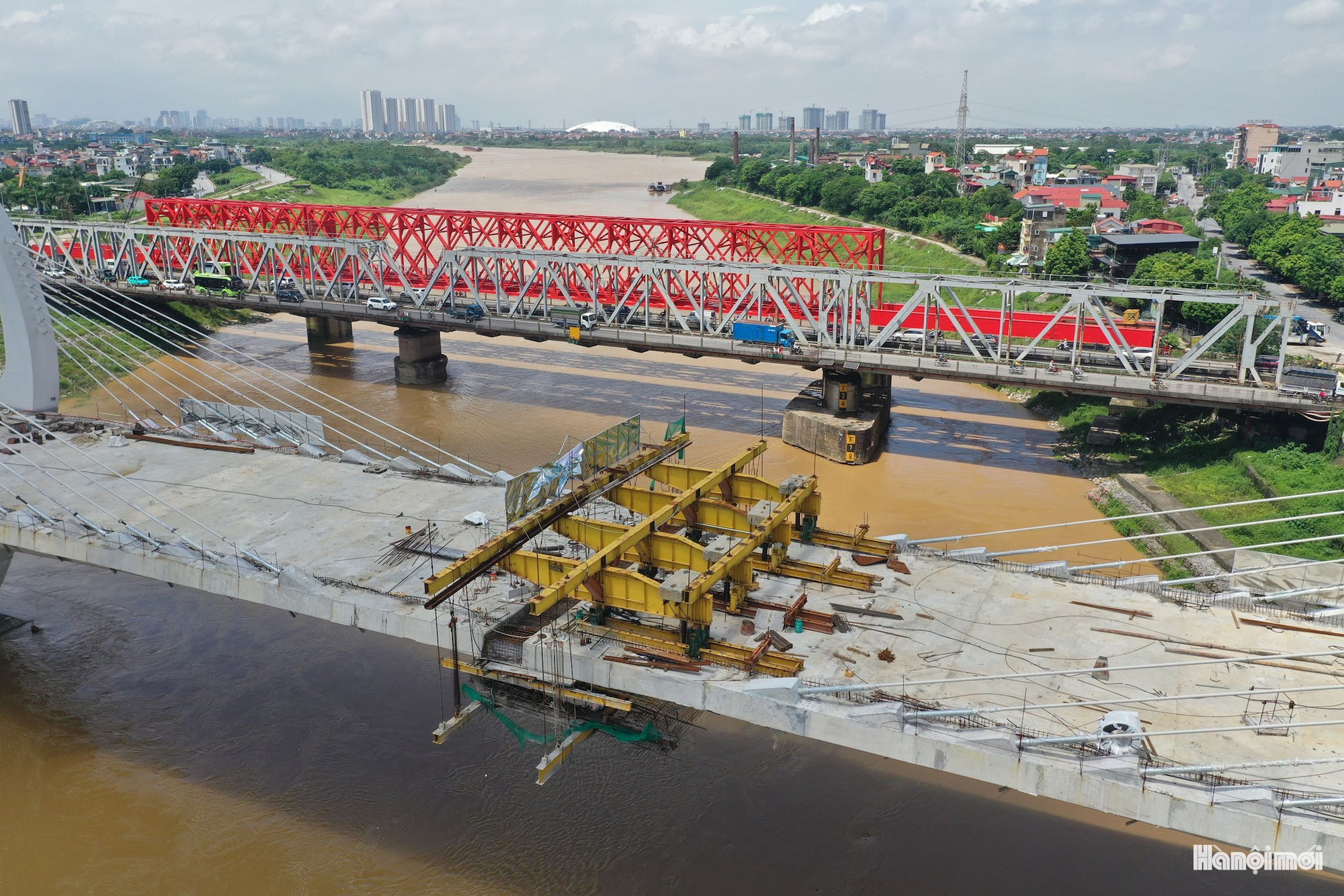Rầm rộ thi công cầu Đuống mới dự kiến hoàn thành cuối năm 2026- Ảnh 4.