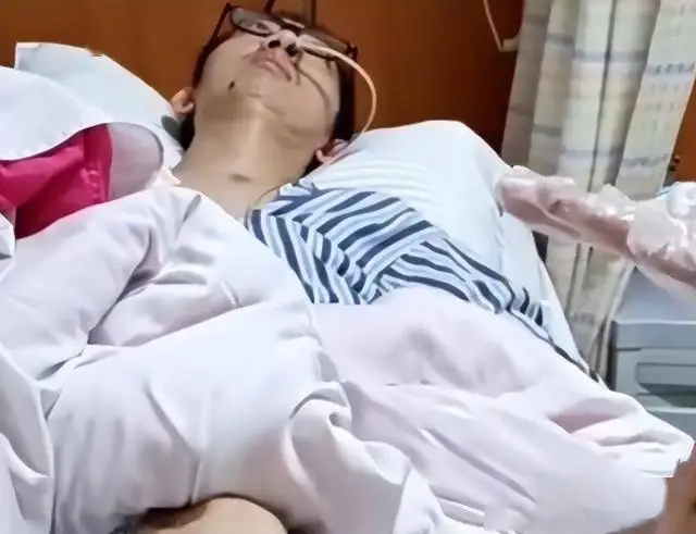 Lập trình viên 40 tuổi bị phình động mạch nội sọ do làm việc nhiều giờ, bác sĩ cảnh báo: Đừng bỏ qua dấu hiệu cảnh báo này từ cơ thể - Ảnh 1.