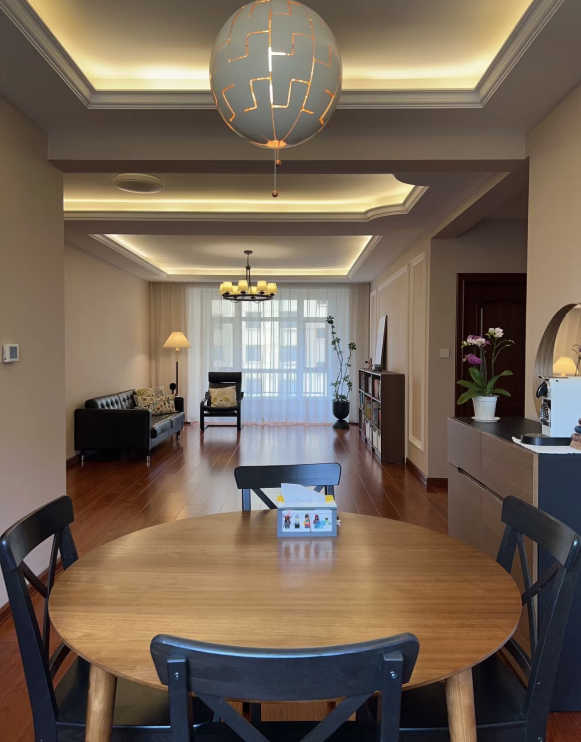 Xem 2 ngôi nhà này mới hiểu vì sao ngày càng nhiều người bỏ sofa, bàn trà và kệ tivi- Ảnh 11.