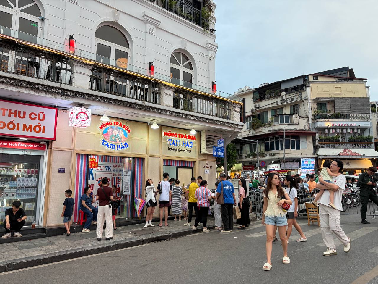 Trà sữa từ 7.000 đồng bước vào “sân chơi” của Starbucks, Highlands, Phúc Long ở Hồ Gươm - Ảnh 28.