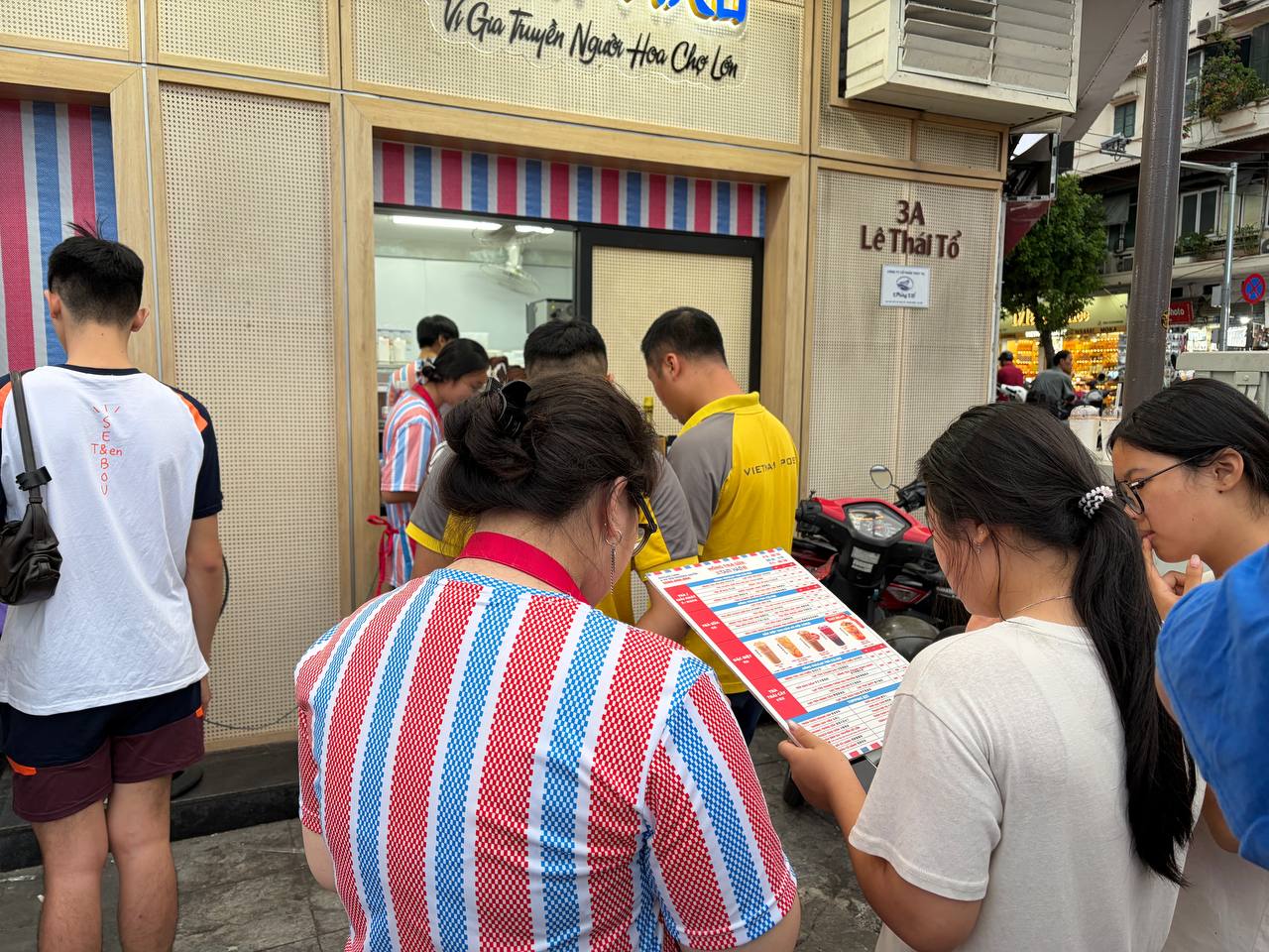 Trà sữa từ 7.000 đồng bước vào “sân chơi” của Starbucks, Highlands, Phúc Long ở Hồ Gươm - Ảnh 15.