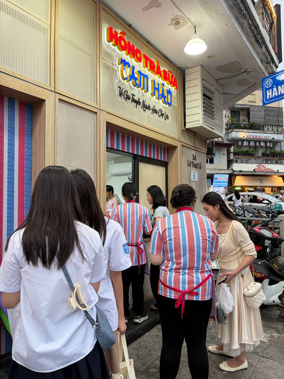 Trà sữa từ 7.000 đồng bước vào “sân chơi” của Starbucks, Highlands, Phúc Long ở Hồ Gươm - Ảnh 14.