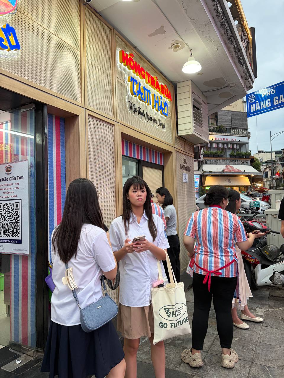 Trà sữa từ 7.000 đồng bước vào “sân chơi” của Starbucks, Highlands, Phúc Long ở Hồ Gươm - Ảnh 13.