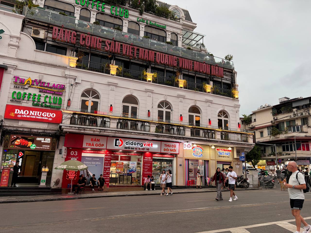 Trà sữa từ 7.000 đồng bước vào “sân chơi” của Starbucks, Highlands, Phúc Long ở Hồ Gươm - Ảnh 1.