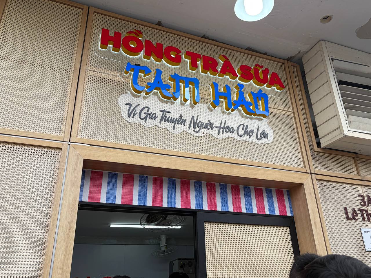 Trà sữa từ 7.000 đồng bước vào “sân chơi” của Starbucks, Highlands, Phúc Long ở Hồ Gươm - Ảnh 2.