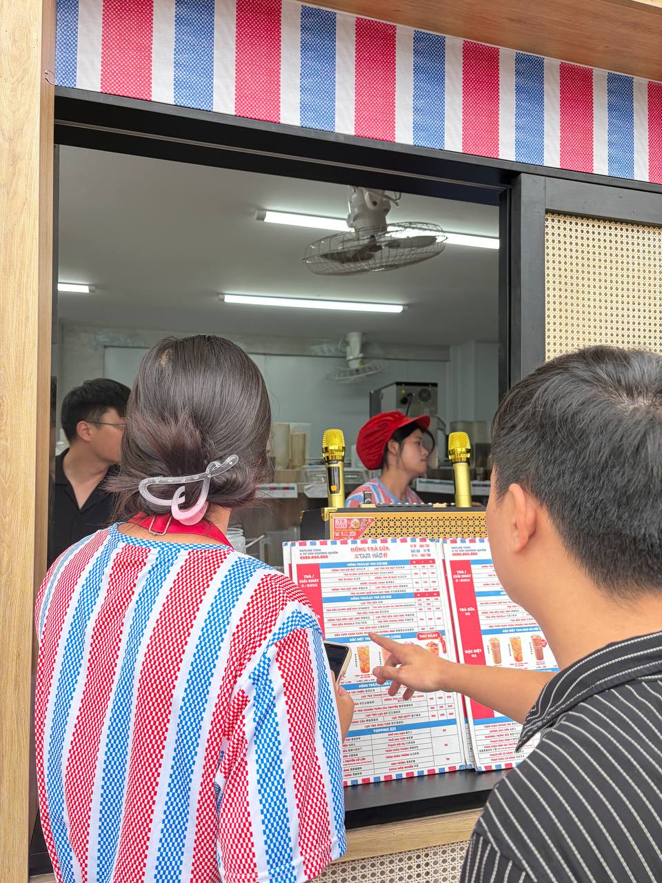 Trà sữa từ 7.000 đồng bước vào “sân chơi” của Starbucks, Highlands, Phúc Long ở Hồ Gươm - Ảnh 18.