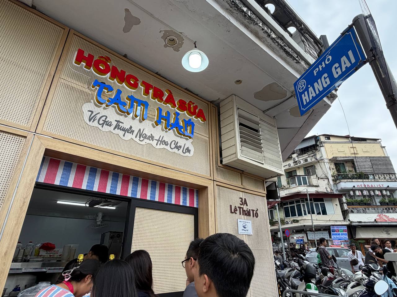 Trà sữa từ 7.000 đồng bước vào “sân chơi” của Starbucks, Highlands, Phúc Long ở Hồ Gươm - Ảnh 5.