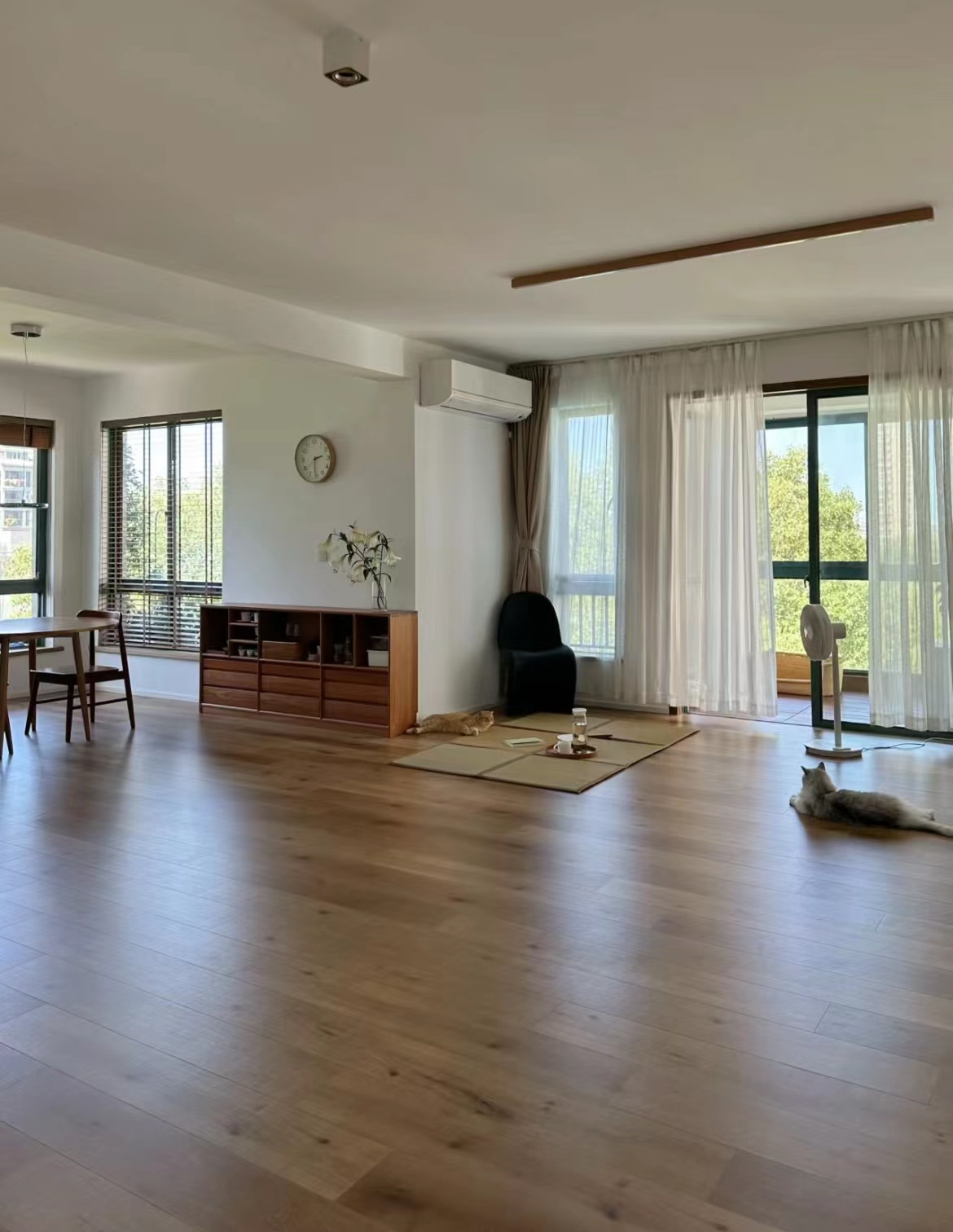 Xem 2 ngôi nhà này mới hiểu vì sao ngày càng nhiều người bỏ sofa, bàn trà và kệ tivi- Ảnh 1.