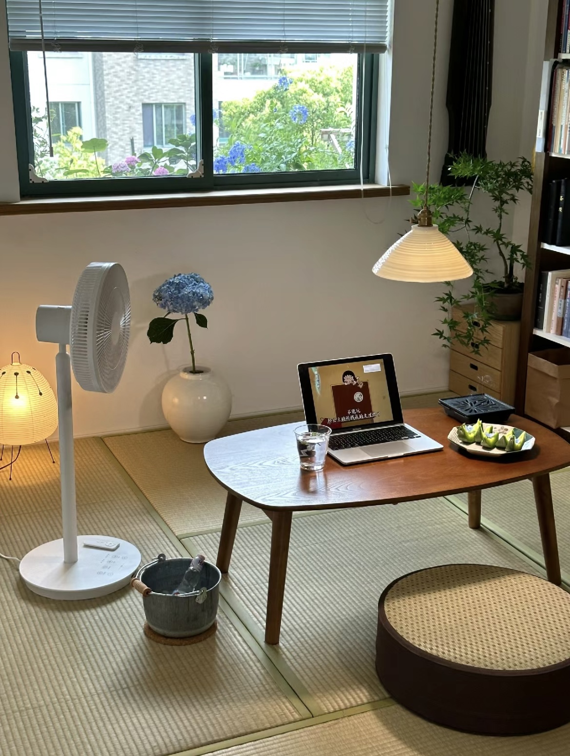 Xem 2 ngôi nhà này mới hiểu vì sao ngày càng nhiều người bỏ sofa, bàn trà và kệ tivi- Ảnh 8.