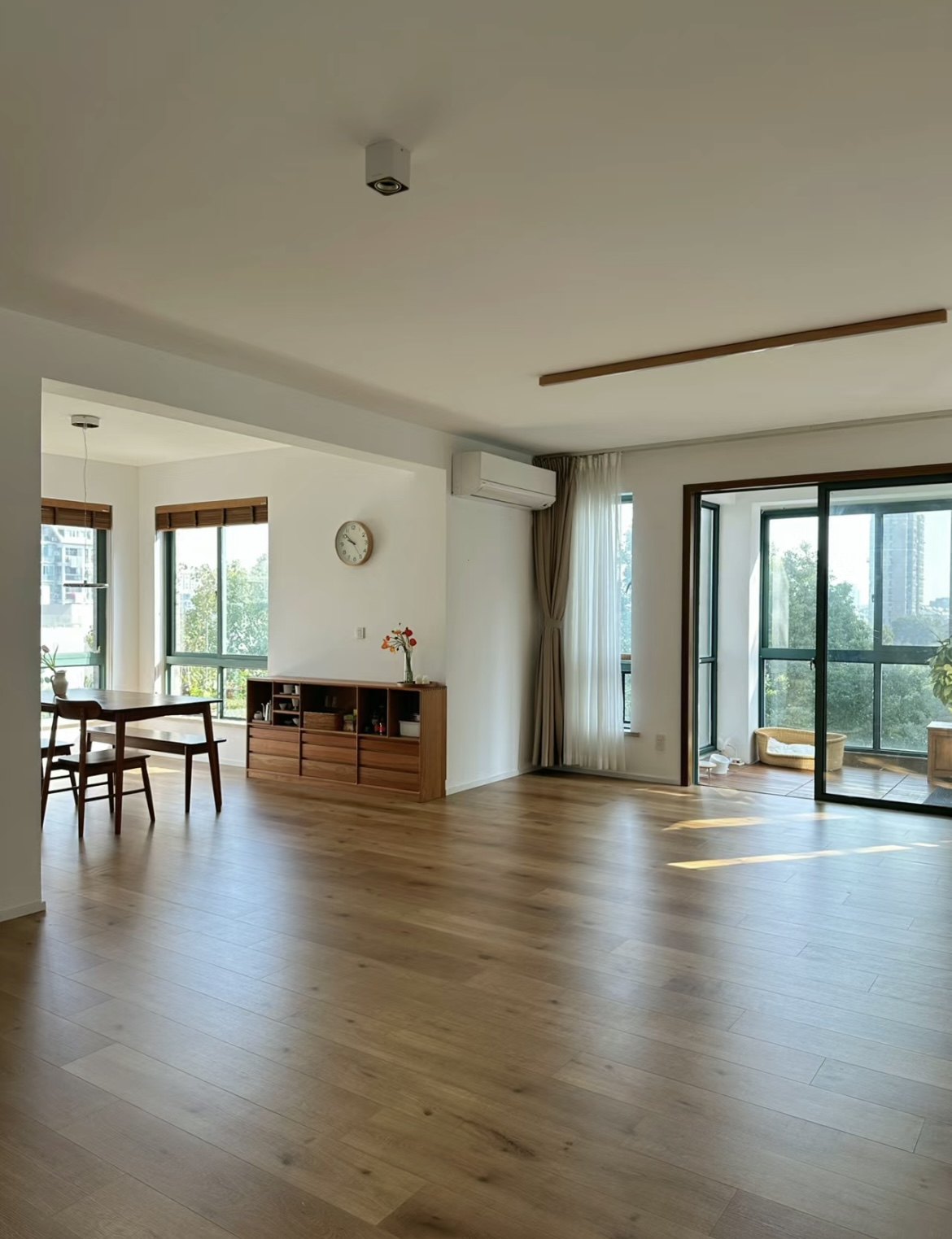 Xem 2 ngôi nhà này mới hiểu vì sao ngày càng nhiều người bỏ sofa, bàn trà và kệ tivi- Ảnh 2.